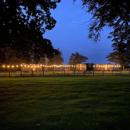 The Shepherds Huts & The Well Lodge At Ormesby Manor Ormesby Saint Michael Exterior photo