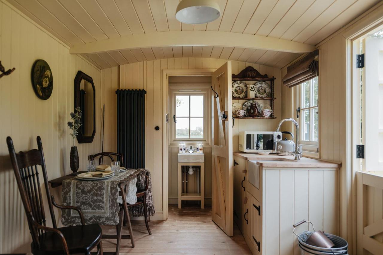 The Shepherds Huts & The Well Lodge At Ormesby Manor Ormesby Saint Michael Exterior photo