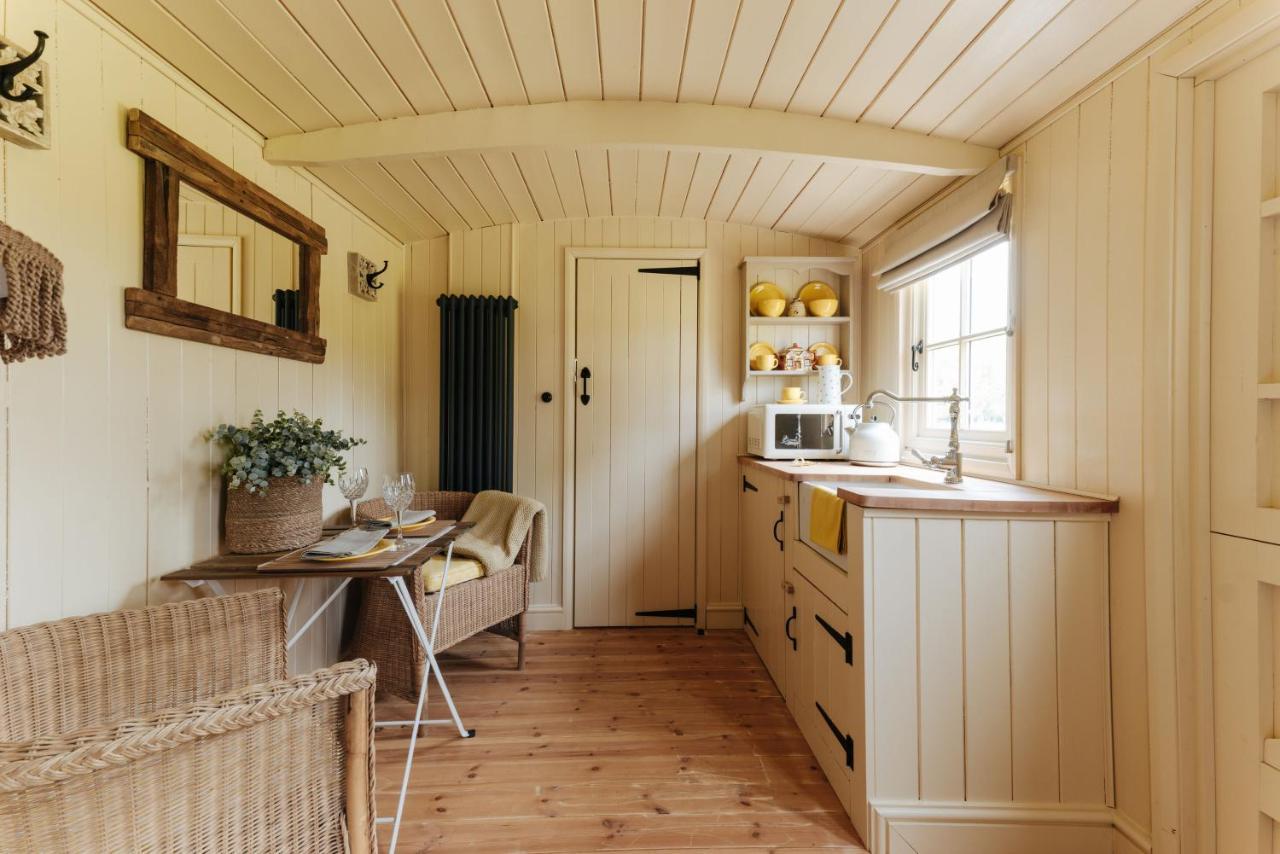 The Shepherds Huts & The Well Lodge At Ormesby Manor Ormesby Saint Michael Exterior photo