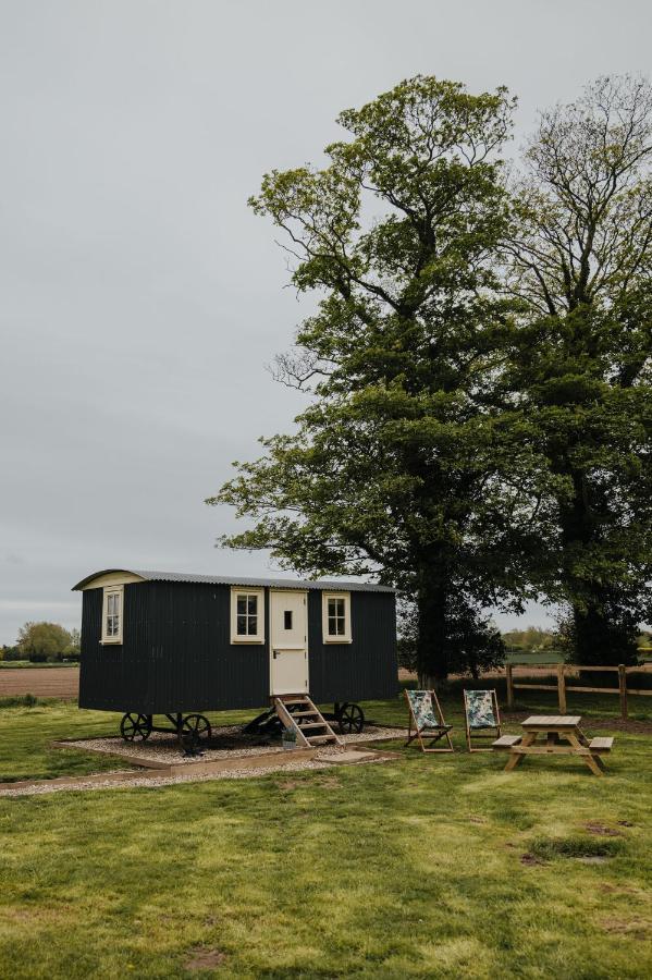 The Shepherds Huts & The Well Lodge At Ormesby Manor Ormesby Saint Michael Exterior photo