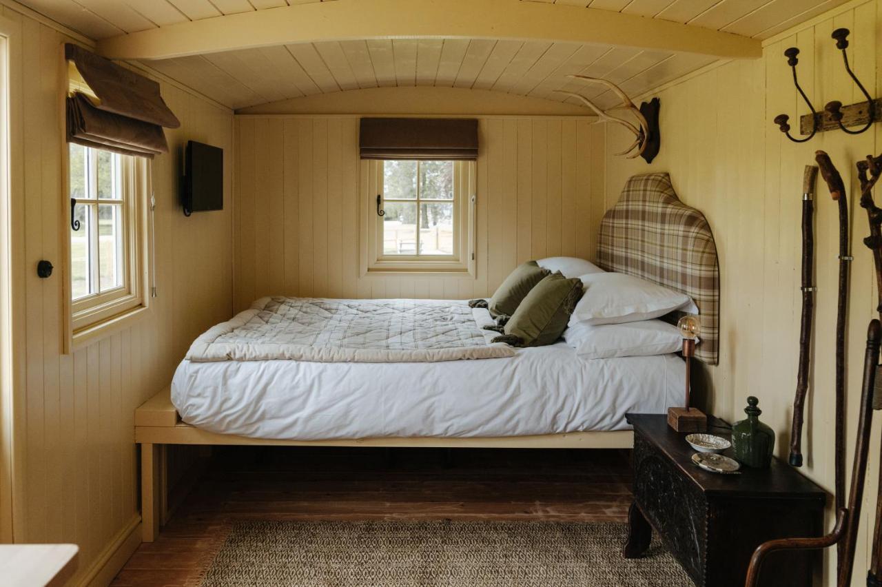 The Shepherds Huts & The Well Lodge At Ormesby Manor Ormesby Saint Michael Exterior photo