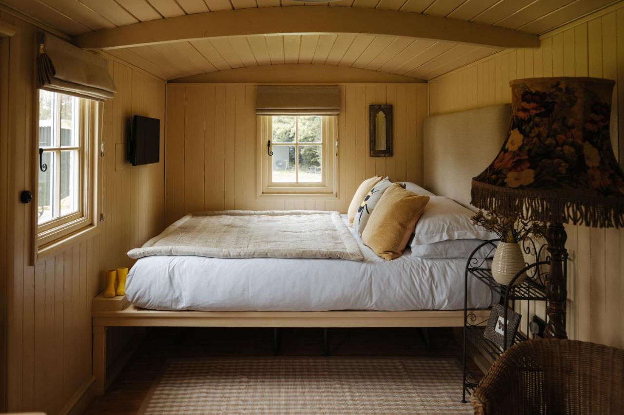 The Shepherds Huts & The Well Lodge At Ormesby Manor Ormesby Saint Michael Exterior photo