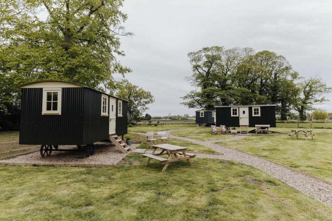 The Shepherds Huts & The Well Lodge At Ormesby Manor Ormesby Saint Michael Exterior photo