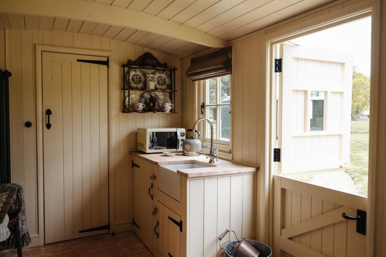 The Shepherds Huts & The Well Lodge At Ormesby Manor Ormesby Saint Michael Exterior photo
