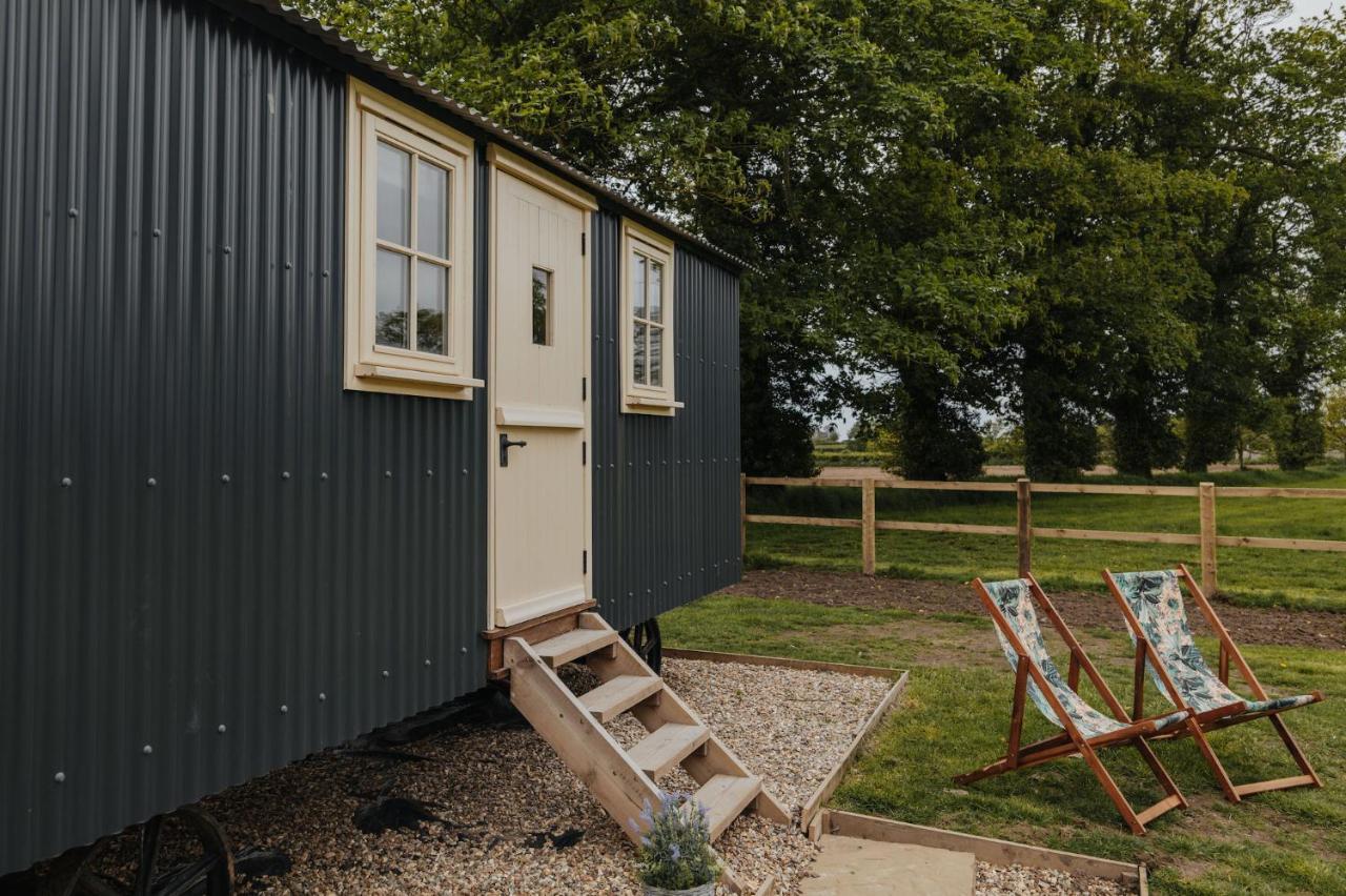 The Shepherds Huts & The Well Lodge At Ormesby Manor Ormesby Saint Michael Exterior photo