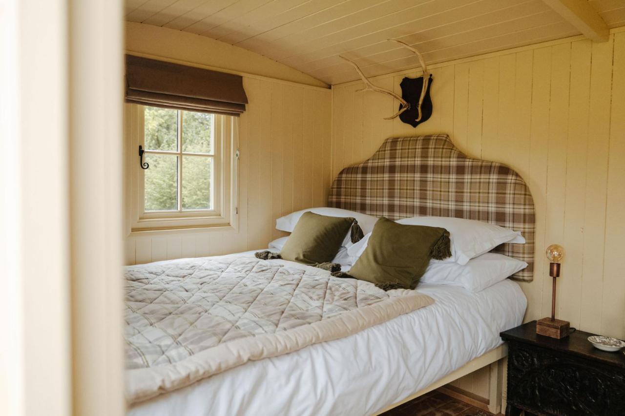 The Shepherds Huts & The Well Lodge At Ormesby Manor Ormesby Saint Michael Exterior photo