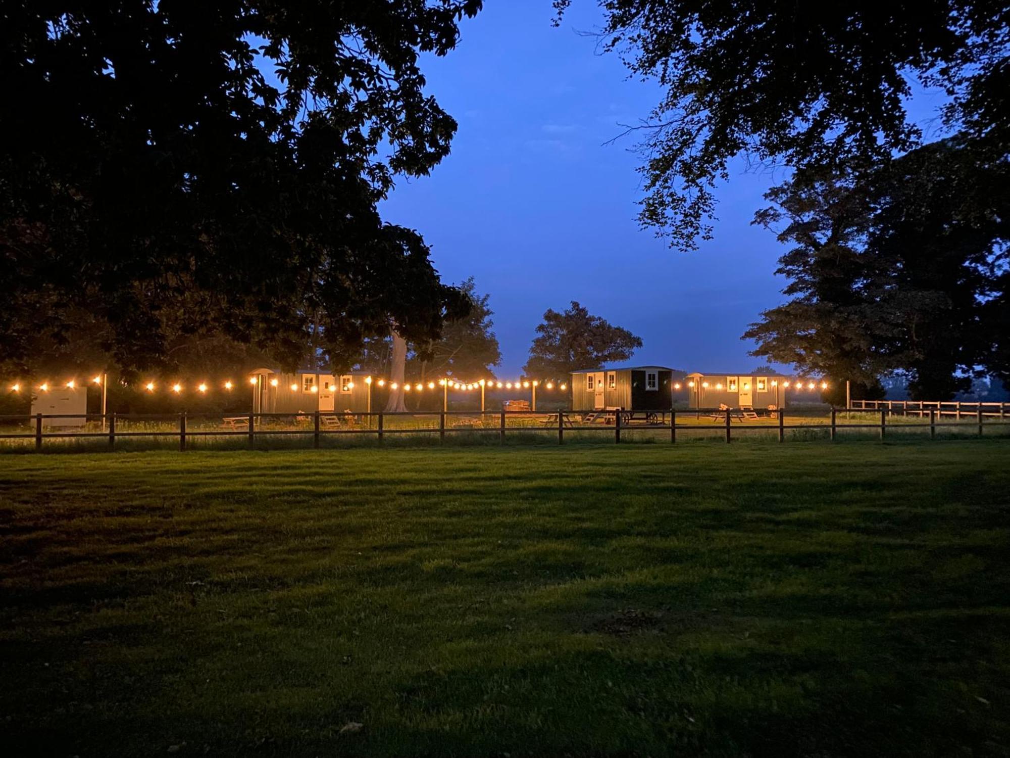 The Shepherds Huts & The Well Lodge At Ormesby Manor Ormesby Saint Michael Exterior photo
